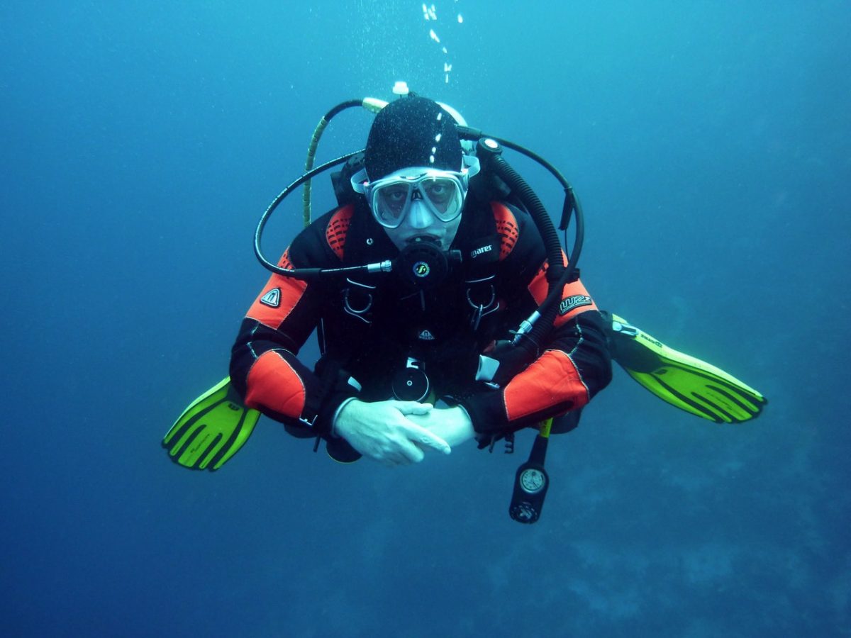 divers-scuba-divers-diving-underwater-37530-1200x900.jpeg