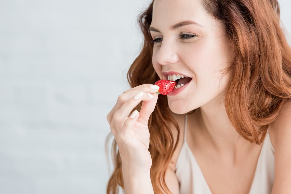 mujer-come-fresas-para-blanquear-sus-dientes.jpg